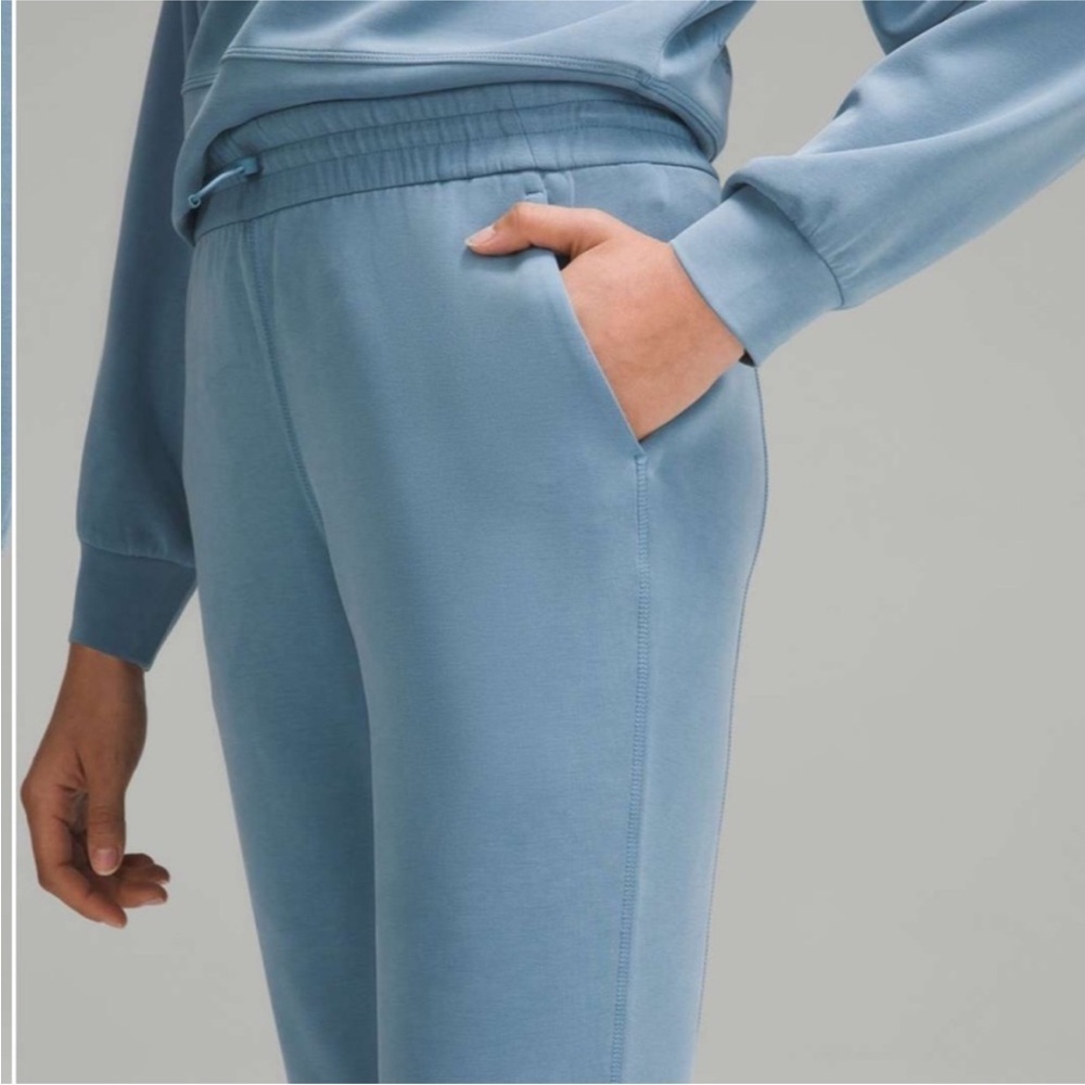 Lululemon Softstreme High-Rise Straight-Leg
Cropped Pant Utility navy Blue sz 2 - Picture 5 of 12